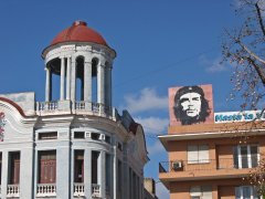 07-Che on the Banco de Credito y Comercio at the Plaza de los trabajadores